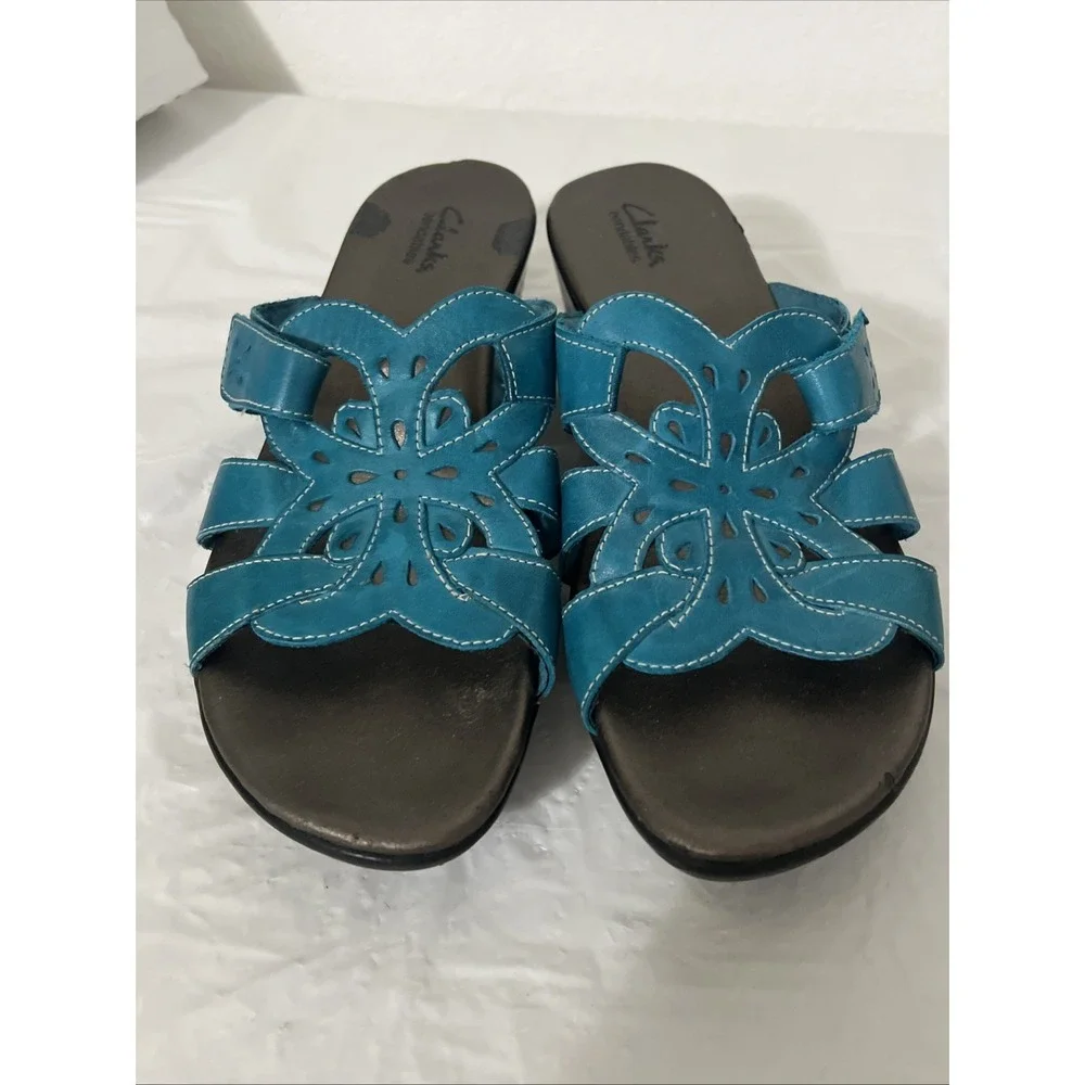 CLARKS Artisan Leather Floral 2.25 Wedge Teal Sandals Sz 11 Adjustable Comfort